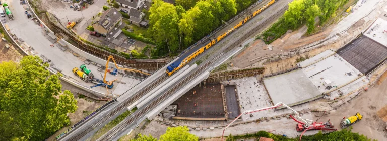 Bovenaanzicht spoorviaduct bij Maasbergen
