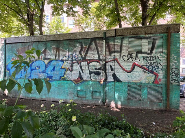 Graffiti op de achterzijde van een elektriciteitshuisje
