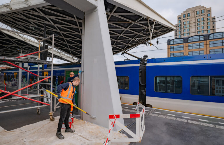 Het Keimen van betonnen pilaren op een perron bij station Tilburg