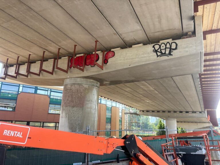 Graffiti op betonnen pilaren