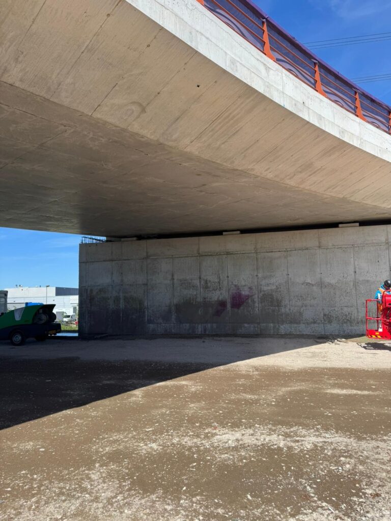 Na het verwijderen van graffiti op betonnen wand