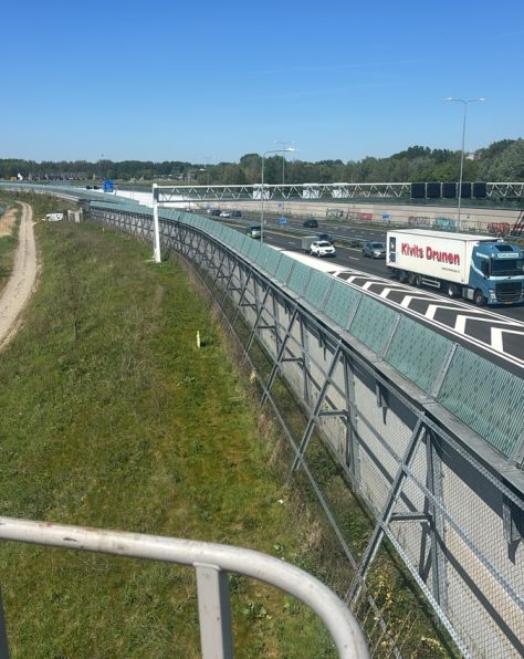 Anti-reflectiecoating op de geluidschermen bij de groene boog