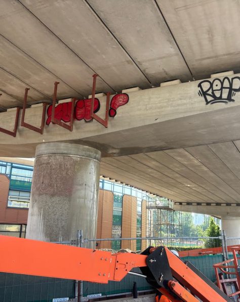 Graffiti op betonnen pilaren