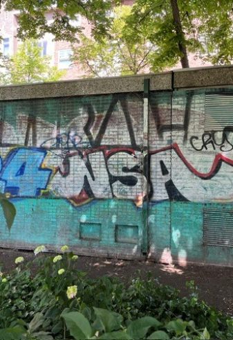 Graffiti op de achterzijde van een elektriciteitshuisje