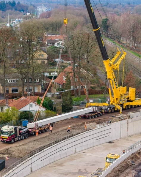 Luchtfoto spoorviaduct maasbergen