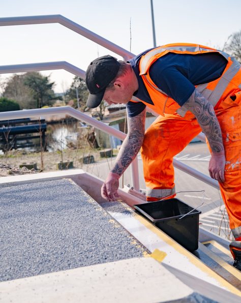 Werk in uitvoering - aanbrengen slijtlaag Oude Haagsebrug - door ProNed | Dé oppervlakteverbeteraars